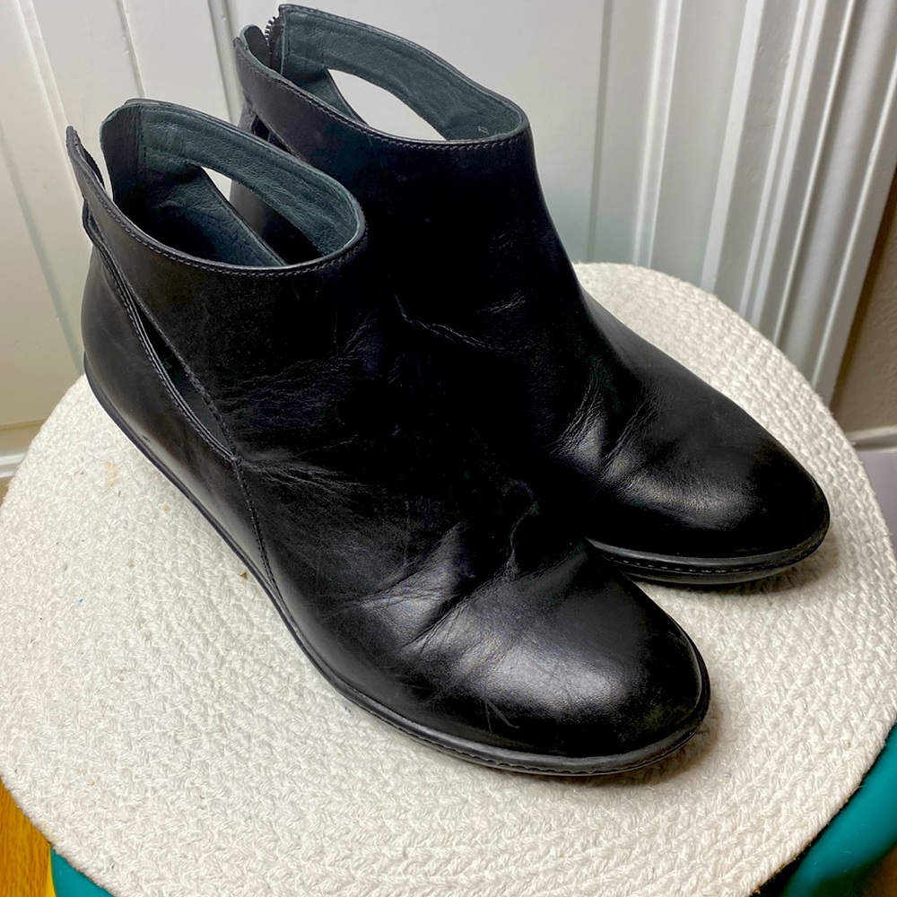 Dansko Black Leather Ankle Booties Bonita EU 41 Cut Out Back Zip Boots